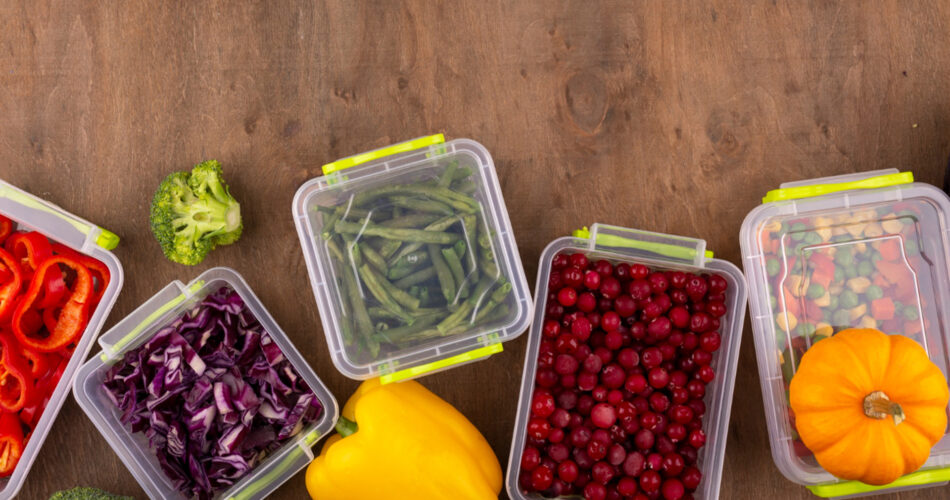 خمسة منظمات أكريلك عملية للثلاجة، ترتيب أفضل وحفاظ أطول على الطعام