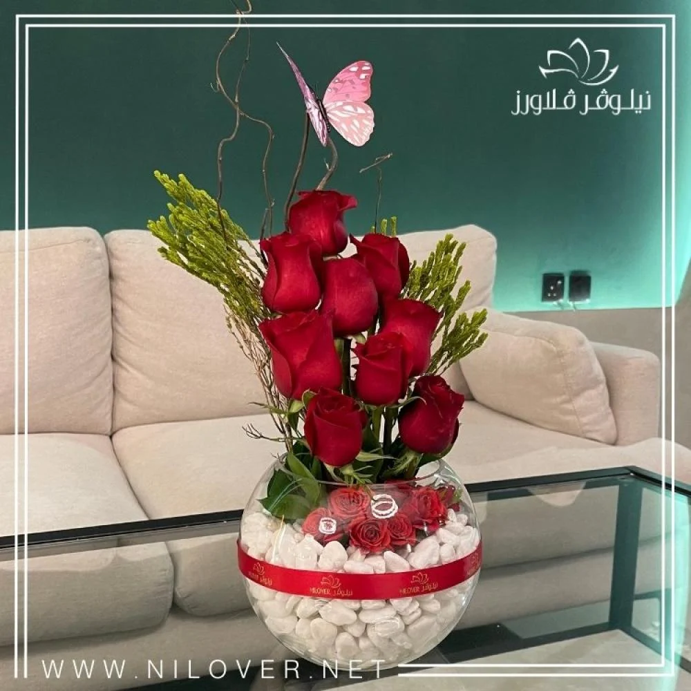 ورد أحمر في فازة