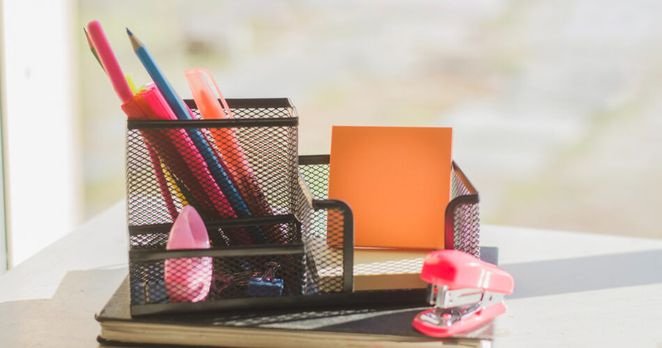 4 حافظات أقلام ومنظمات مكتب تبقي أدواتك مرتبة