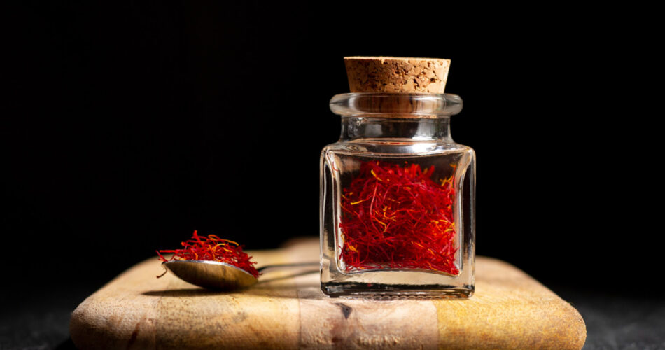 عطور بخلاصة الزعفران: ثلاثة توقيعات عربية تفرض حضورك 